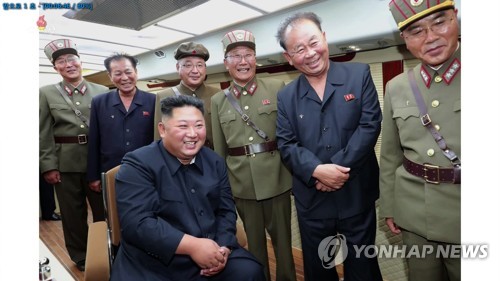 北김정은, '새 무기체계 개발' 국방과학자에 '승진 잔치'