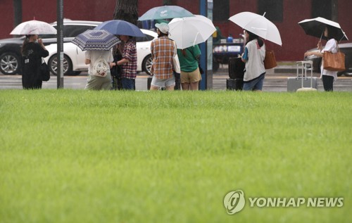 [내일날씨] '태풍 크로사 영향' 흐리고 가끔 비…"더위 한풀 꺾여요"