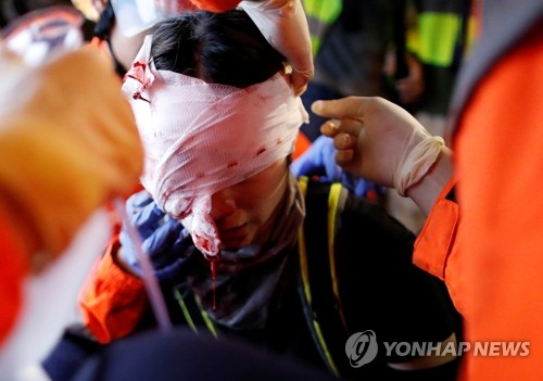 홍콩국제공항 운영 재개에도 300여 항공편 취소