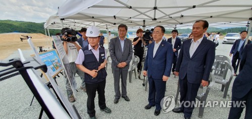 홍남기 "강원형일자리 새 中企협업모델…연말 전기차 생산"