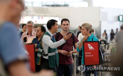 홍콩 시위대 공항 점거로 이틀째 '항공대란'…항공편 전면 취소