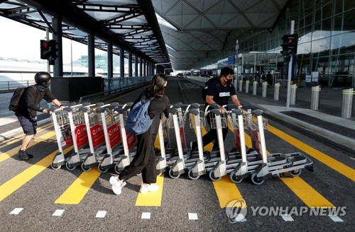 홍콩 시위대 공항 점거로 이틀째 '항공대란'…경찰과 충돌