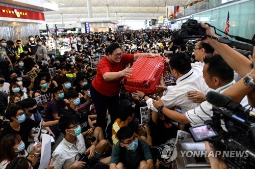 홍콩공항 '아수라장'…서울 가려던 한국인 여행객 발묶여 '동동'