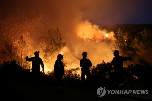 대형산불에 비상 걸린 그리스, EU에 지원 요청…비상사태도 선포