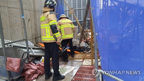 [2보] 속초 공사현장서 5명 탄 승강기 추락…3명 사망 추정·2명 부상