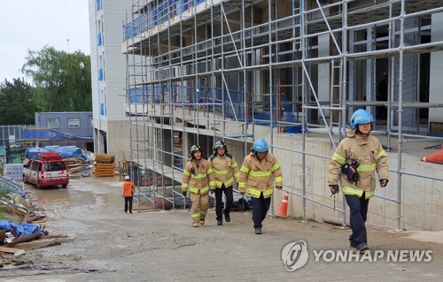 속초 아파트 공사현장서 승강기 추락…3명 사망·3명 중경상(종합)