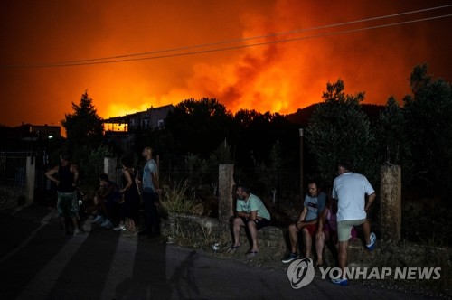 대형산불에 비상 걸린 그리스, EU에 지원 요청…비상사태도 선포