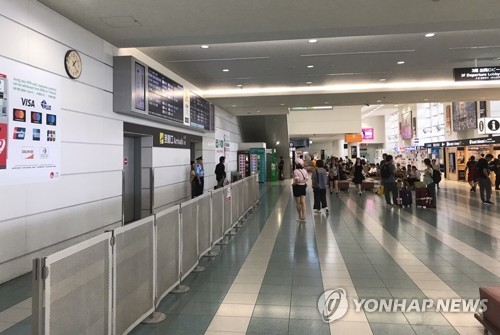 韓여행객 감소에 초조한 열도…미스 오키나와가 공항서 환영행사