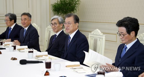 文대통령, 국정과제위원장들과 오찬…"우리사회 차근차근 바뀌어"