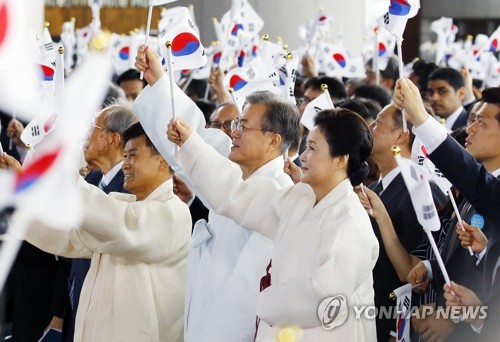 백색 두루마기 차려입은 文대통령, "우린 할 수 있다" 주먹 불끈(종합)