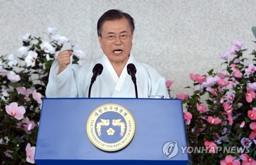 백색 두루마기 차려입은 文대통령, "우린 할 수 있다" 주먹 불끈(종합)