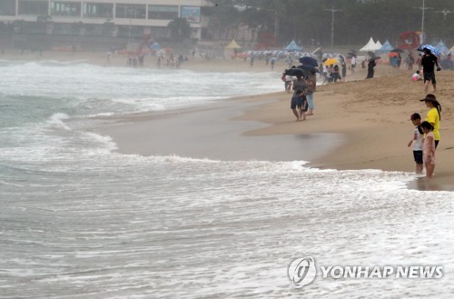 태풍 '크로사' 영향 부산 해수욕장 대부분 입수금지