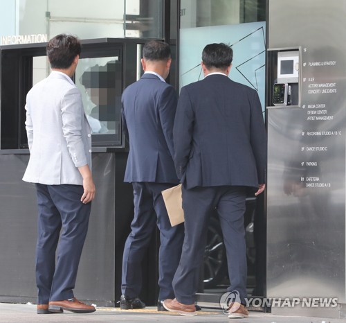 YG 사옥 압수수색 5시간만에 종료…"양현석 도박자금 출처 확인"
