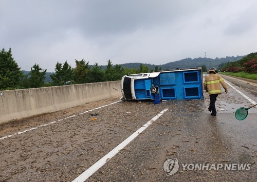 징검다리 연휴 전남 고속도로·터널서 교통사고 잇따라(종합)