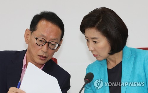 한국당, 조국 '정조준'…"사퇴 불가피…檢고발" 십자포화