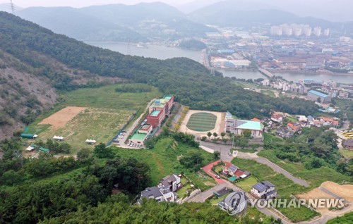 조국, 웅동학원 사회에 헌납한다지만…100억 채무 정리가 관건