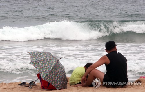 '막바지 피서 즐기자'…해수욕장 북적대고 곳곳에 나들이 행렬