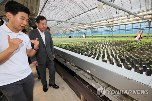 이총리, 충북 스마트 농업현장 방문…"30대 청년 농업인 든든"