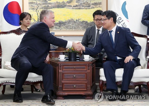 비건 "한미 노력에 평화 프로세스 진전…남북관계 개선 지지"