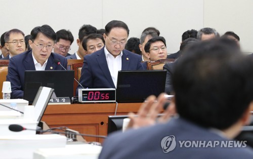 기재위서도 '조국 공방'…野 세무조사 요구에 與 "정치공세"(종합)