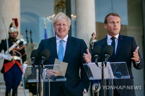 '佛 마크롱 앞 탁자에 구둣발'…英 존슨 총리 '결례' 논란