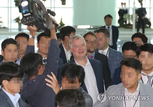 美비건, 방한일정 마치고 출국…지소미아 질문에 '노코멘트'