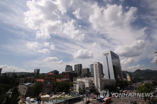 전국에 구름많고 낮 최고 32도…제주도·남해안은 비