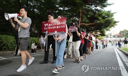 '조국 규탄 촛불' 잇따르는 대학가…'정치색' 논란 잡음도