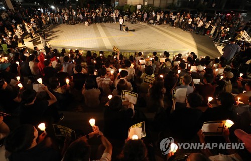 '조국 규탄 촛불' 잇따르는 대학가…'정치색' 논란 잡음도