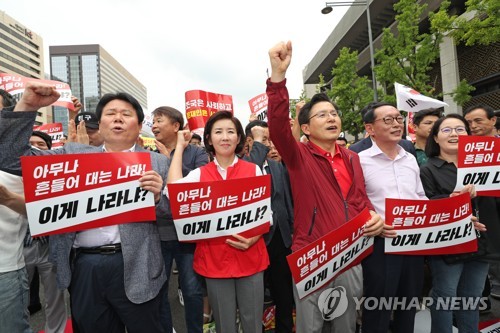 취임 6개월 맞은 황교안…총선 겨냥 '보수대통합' 승부수 띄울까