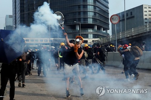 홍콩 유력인사들, 캐리 람에 "시위대 요구 일부 수용해야"