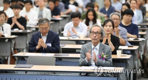 日교수 "아베 '한국 상대 안하기' 정책, 평화국가 종언" 일침