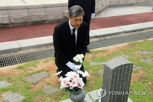 '진심으로 사죄' 노태우 전 대통령 아들, 5·18묘지 참배