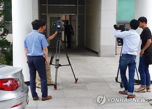 '조국 딸' 의혹 공주대·단국대 전격 압수수색…캠퍼스 뒤숭숭