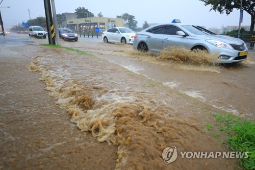 제주도 전역 호우경보…천둥·번개 동반한 강한 비