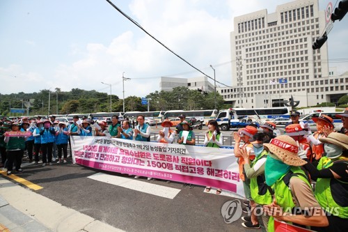 대법 "톨게이트 수납원은 파견근로자…도로공사 직접 고용해야"