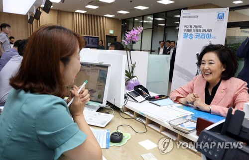 박영선 장관 "전통시장 스마트 상점화해 매출 늘리겠다"