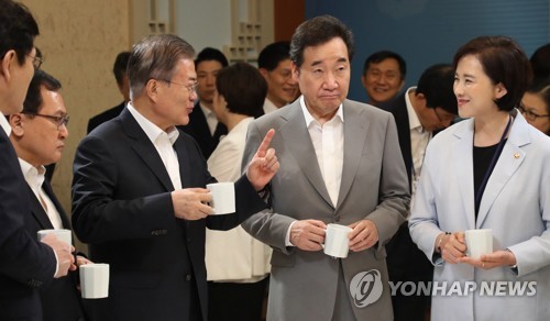 文대통령 "재정 과감한 역할해야…흔들수 없는 나라 발판"