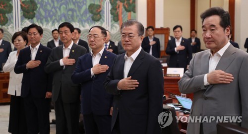 文대통령, 경제보복 합리화 日에 독일 언급하며 "정직하라" 일침