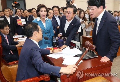 정개특위, 선거제 개혁안 의결…한국당 "날치기" 강력 반발