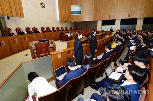 국정농단 선고 대법정 엄숙한 50분…최순실·삼성 측 '착잡'