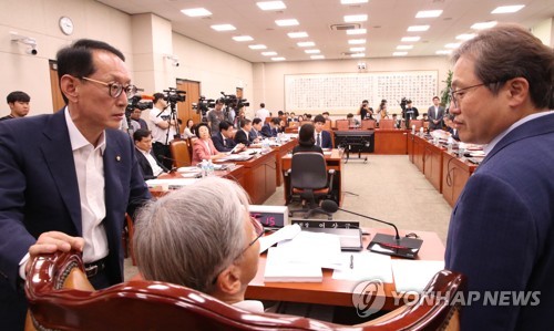 법사위, 曺청문회 '증인 공방' 속 정회…與, '안건조정위' 신청