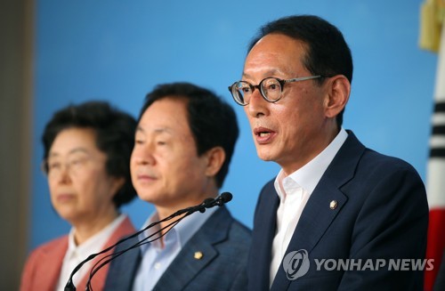 한국당 "문 대통령 위에 조국 있는 '조국천하'"…사퇴 총공세