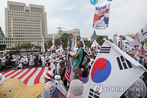 '국정농단 선고' 대법원 앞 시끌 "사필귀정"vs"정치적 판결"