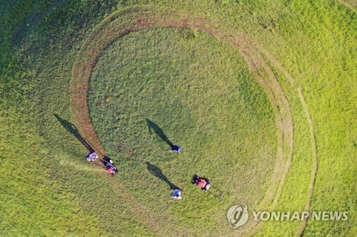 "임금님 시원하시죠"…경주 왕릉·고분 벌초 시작