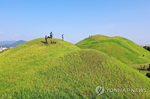 "임금님 시원하시죠"…경주 왕릉·고분 벌초 시작