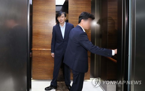 한국당 "문 대통령 위에 조국 있는 '조국천하'"…사퇴 총공세