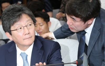 홍준표 "한번도 경험해 보지 못한 나라" vs 김진태 "세계 3위 日 이기려 꼴찌와 손 잡나"