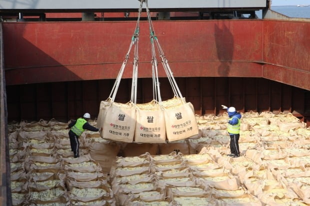  2010년 군산항에서 북한 수재민에게 전달할 쌀을 배에 선적하고 있는 모습. 사진=연합뉴스