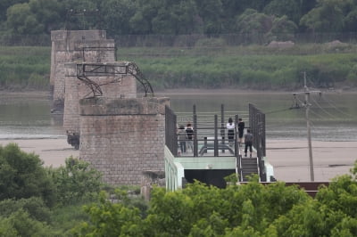 [속보] DMZ 넘어온 北남성, 알고보니 북한 군인…"귀순 의사 밝혀"